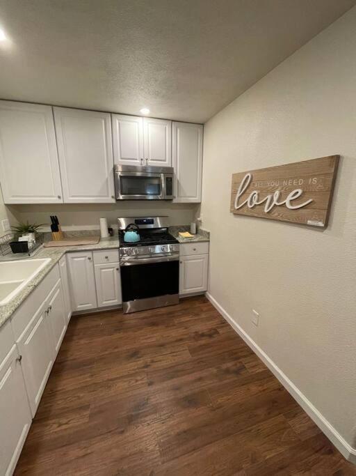 Brand New 2Br Cute Blue Led In North Fresnoアパートメント エクステリア 写真