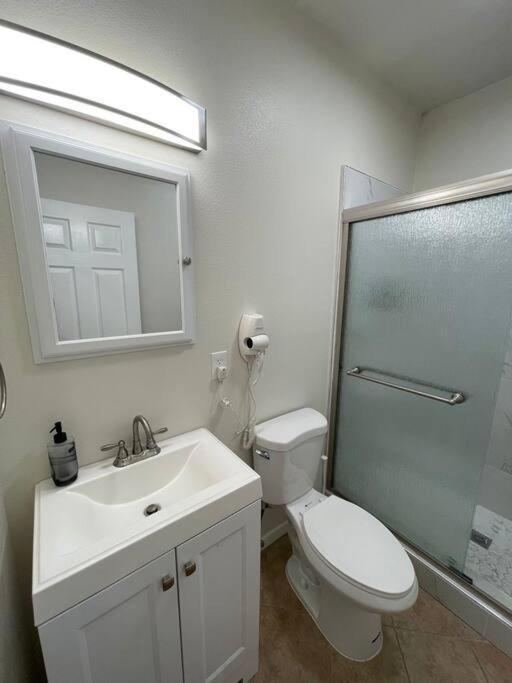 Brand New 2Br Cute Blue Led In North Fresnoアパートメント エクステリア 写真