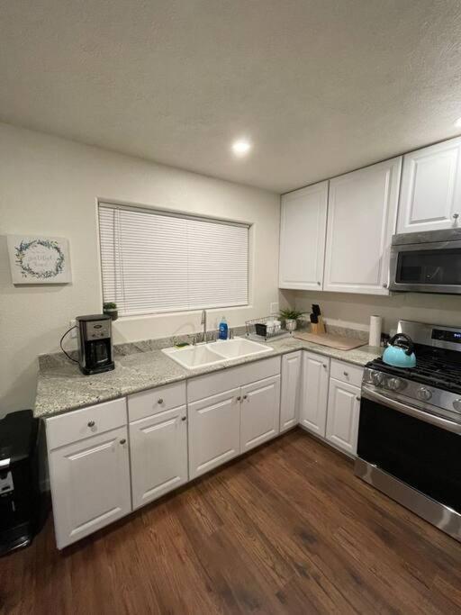 Brand New 2Br Cute Blue Led In North Fresnoアパートメント エクステリア 写真