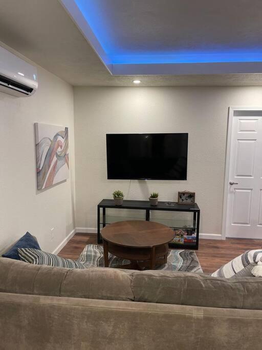 Brand New 2Br Cute Blue Led In North Fresnoアパートメント エクステリア 写真